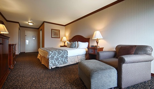 Standard Room, 1 King Bed, Balcony, Lake View