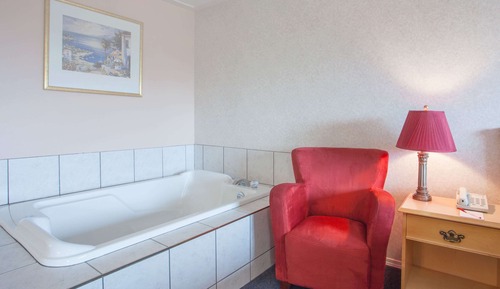 Suite, 1 King Bed, Non Smoking, Hot Tub