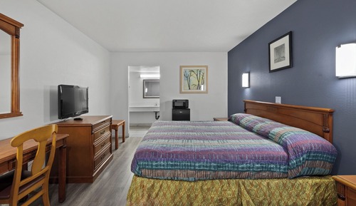 Basic Single Room, 2 Queen Beds, Smoking