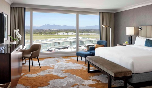 Signature Room, 1 King Bed (Runway View)