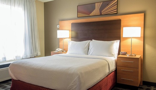 Studio, 1 Queen Bed, Non Smoking (Mobility/Hearing Accessible, Tub)