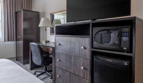 2 Queen Beds - Split Bathroom