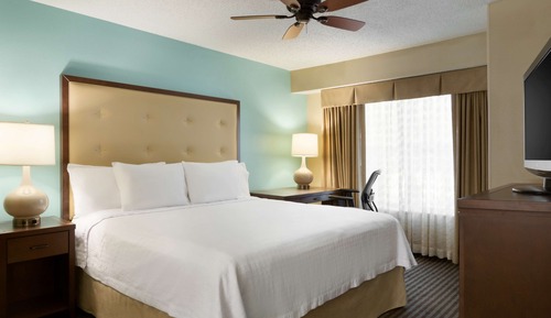 1 Queen Bed Premium Suite