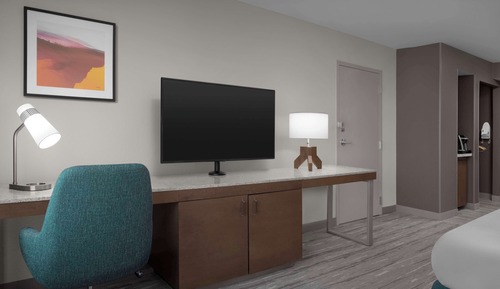 Suite, 1 King Bed, Accessible