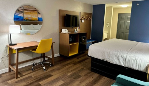 Room, 1 King Bed, Accessible, Non Smoking (Mobility/Hearing)