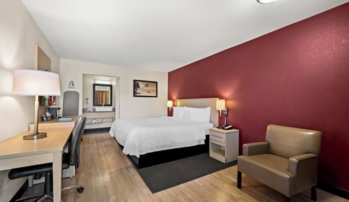 Superior Room, 1 King Bed, Poolside (Smoke Free)