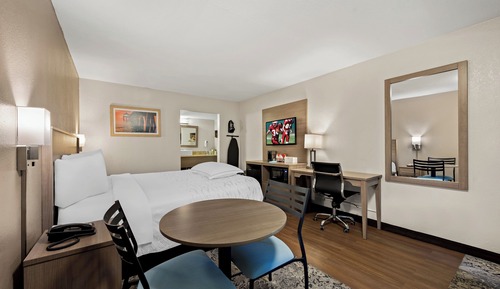 Premium Room, 1 King Bed (Upgraded Bedding & Snack, Smoke Free)