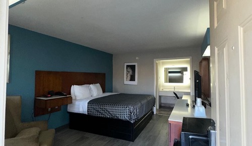 Room, 1 King Bed, Smoking