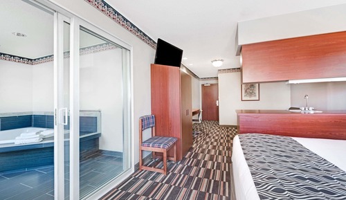 Deluxe Studio Suite, 1 Queen Bed, Non Smoking