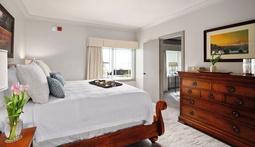 Room, 1 King Bed, Multiple View (Premier Bay View Suite)