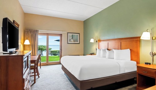 King Bed Handicap Lakefront Balcony