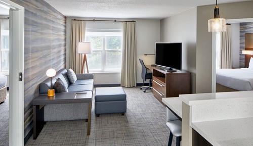 Suite, 2 Bedrooms (Mobility/Hearing Access, Roll-In Shwr)