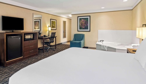 Suite, 1 King Bed, Non Smoking, Jetted Tub