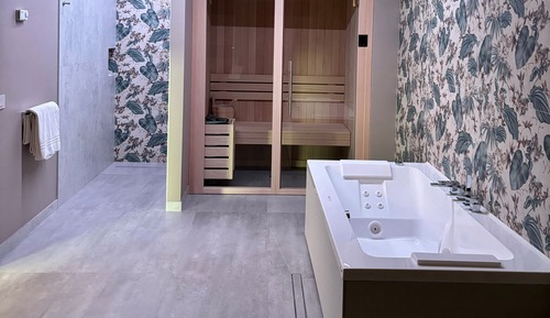Suite with Private Jacuzzi and Sauna