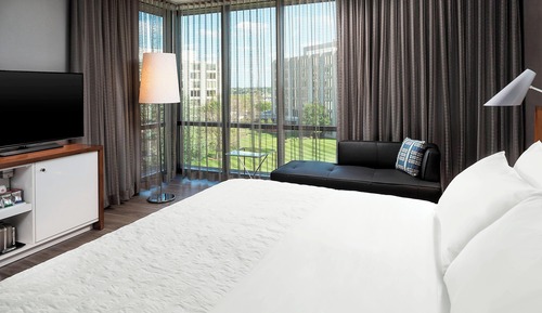 Executive Suite, 1 King Bed, Non Smoking (Mobility/Hearing Access, Roll-In Shwr)