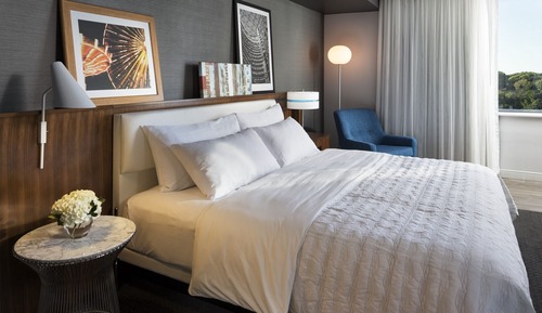 Classic Room, 1 King Bed, Non Smoking (Mobility/Hearing Accessible, Tub)