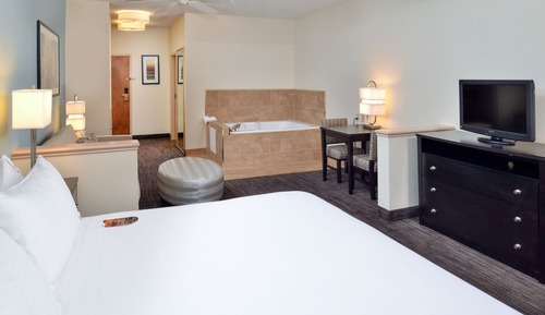 Suite, 1 King Bed, Jetted Tub, Courtyard View