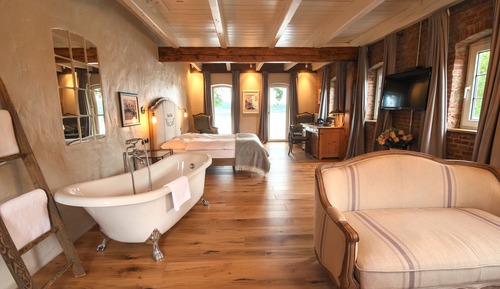 Suite, Lake View