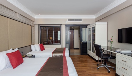 Room, 1 King Bed, Pool View (Thai Deluxe)