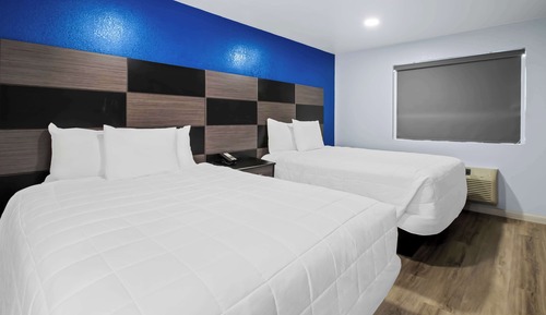 Deluxe Suite, Non Smoking (3 Queen Beds)