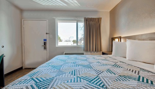 Deluxe Room, 1 Queen Bed, Non Smoking, Refrigerator & Microwave