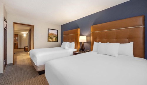 Suite, Refrigerator & Microwave (2Qeenbeds,Sofabed,UpperFloor,2 rooms)