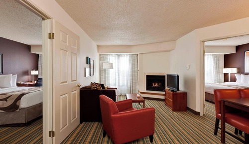 Suite, 2 Bedrooms (Mobility/Hearing Access, Roll-In Shwr)
