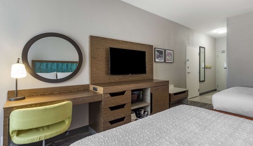 Room, 2 Queen Beds, Accessible, Bathtub