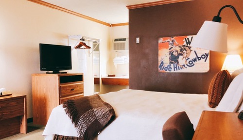 Classic Room, 1 King Bed, Non Smoking, Refrigerator & Microwave