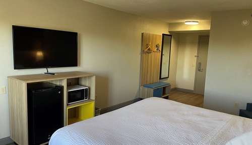 Room, 1 King Bed, Accessible, Non Smoking (Mobility/Hearing,roll-in shwr)