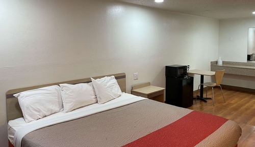 Deluxe Room, 1 King Bed, Smoking, Refrigerator & Microwave