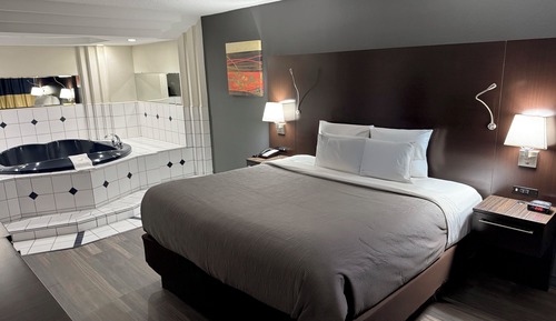 Suite, 1 King Bed, Non Smoking, Jetted Tub