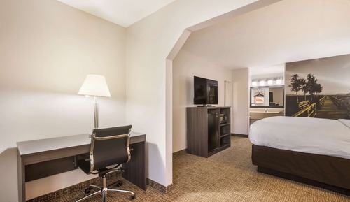 Suite, 1 King Bed, Non Smoking, Ground Floor