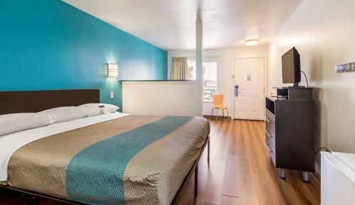 Deluxe Room, 1 King Bed, Non Smoking, Refrigerator & Microwave