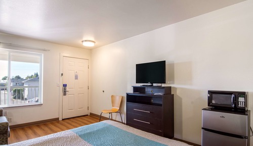 Deluxe Room, 1 Queen Bed, Non Smoking, Refrigerator & Microwave