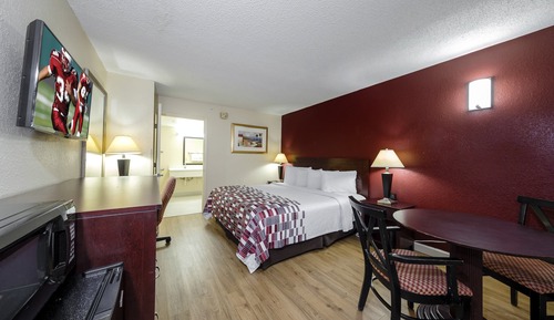 Standard Room, 1 King Bed, Non Smoking, Poolside