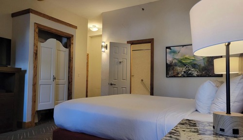 Lodge King Guestroom