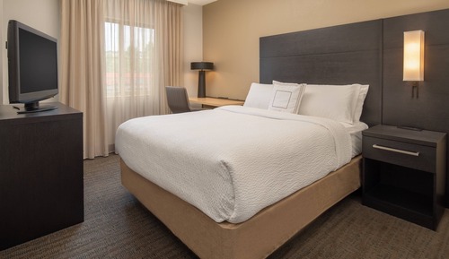 Suite, 2 Bedrooms, Non Smoking (Mobility/Hearing Access, Roll-in Shwr)