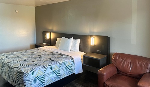 Deluxe Room, 1 King Bed, Accessible, Smoking