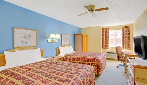 Business Suite, 2 Queen Beds, Non Smoking