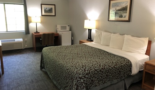 1 King Bed, Non-Smoking 
