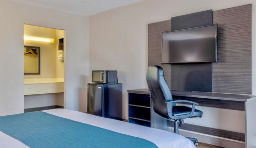 Deluxe Room, 1 King Bed, Non Smoking, Refrigerator & Microwave