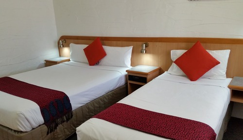 Standard Suite, 1 Bedroom, Non Smoking (1 Queen 2 singles)