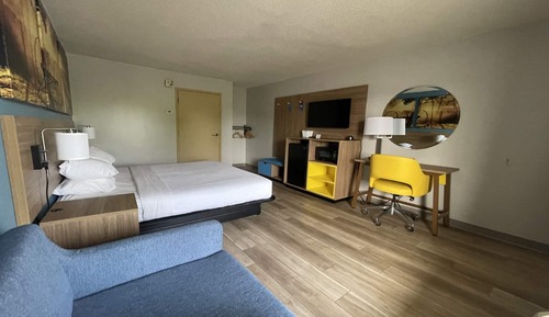 Standard Room, 1 King Bed, Accessible, Non Smoking (Mobility, Roll In Shower)