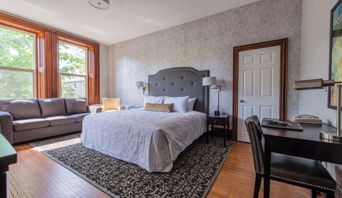 Standard Room, 1 King Bed, Non Smoking (Larger Room)