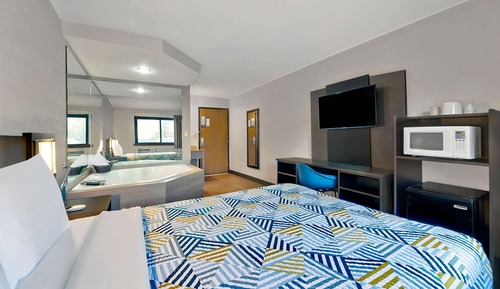 Deluxe Room, 1 Queen Bed, Non Smoking, Hot Tub