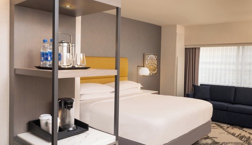 Club Room, 1 King Bed (Mobility Accessible, Roll-in Shower)