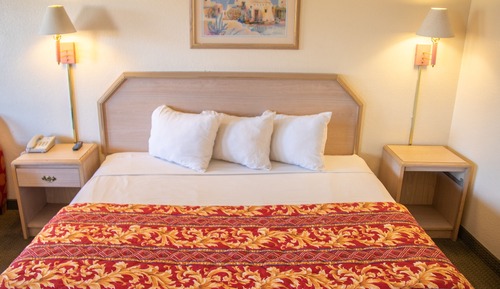 Room, 1 King Bed, Smoking