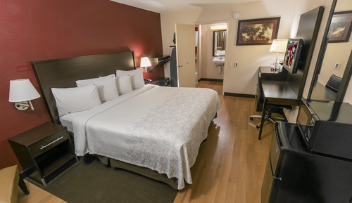 Business Room, 1 King Bed, Accessible (Smoke Free)