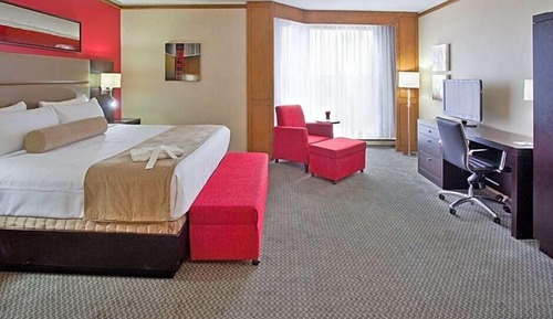 Deluxe Suite, 1 King Bed, Kitchen